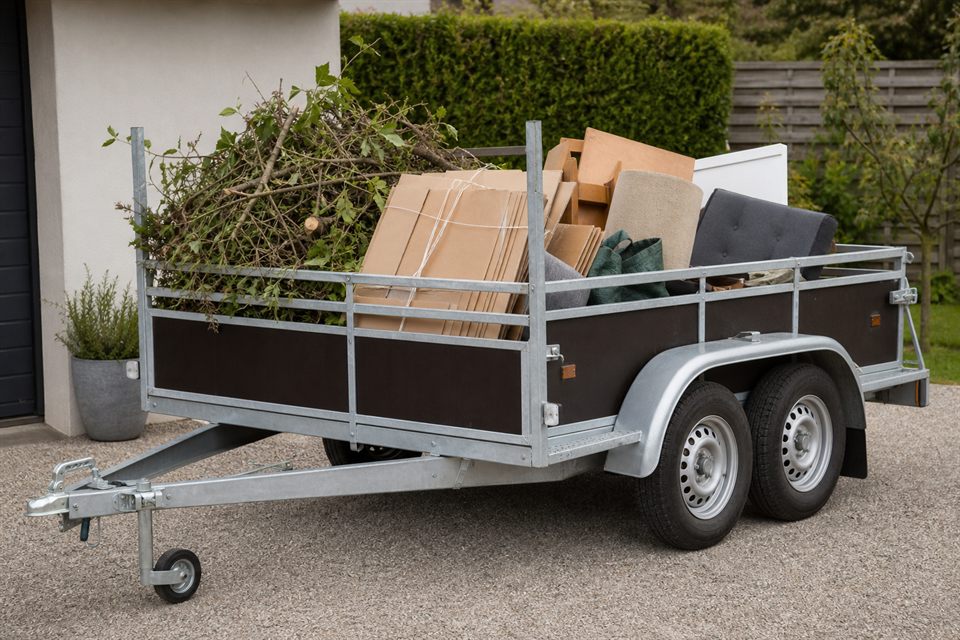 Remorque avec déchets verts et cartons pour trajet en déchetterie